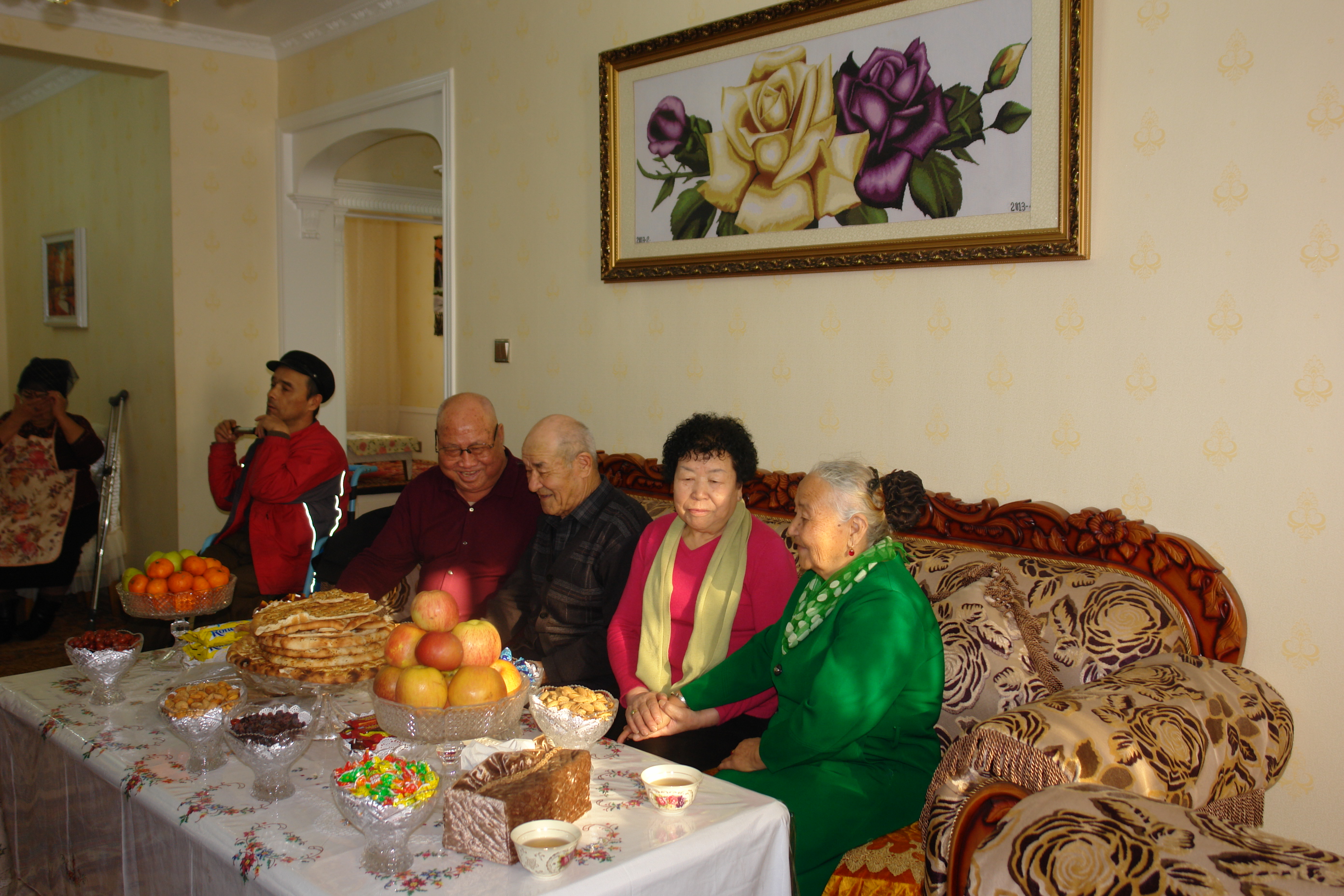 02两对老人亲切地拉家常.JPG