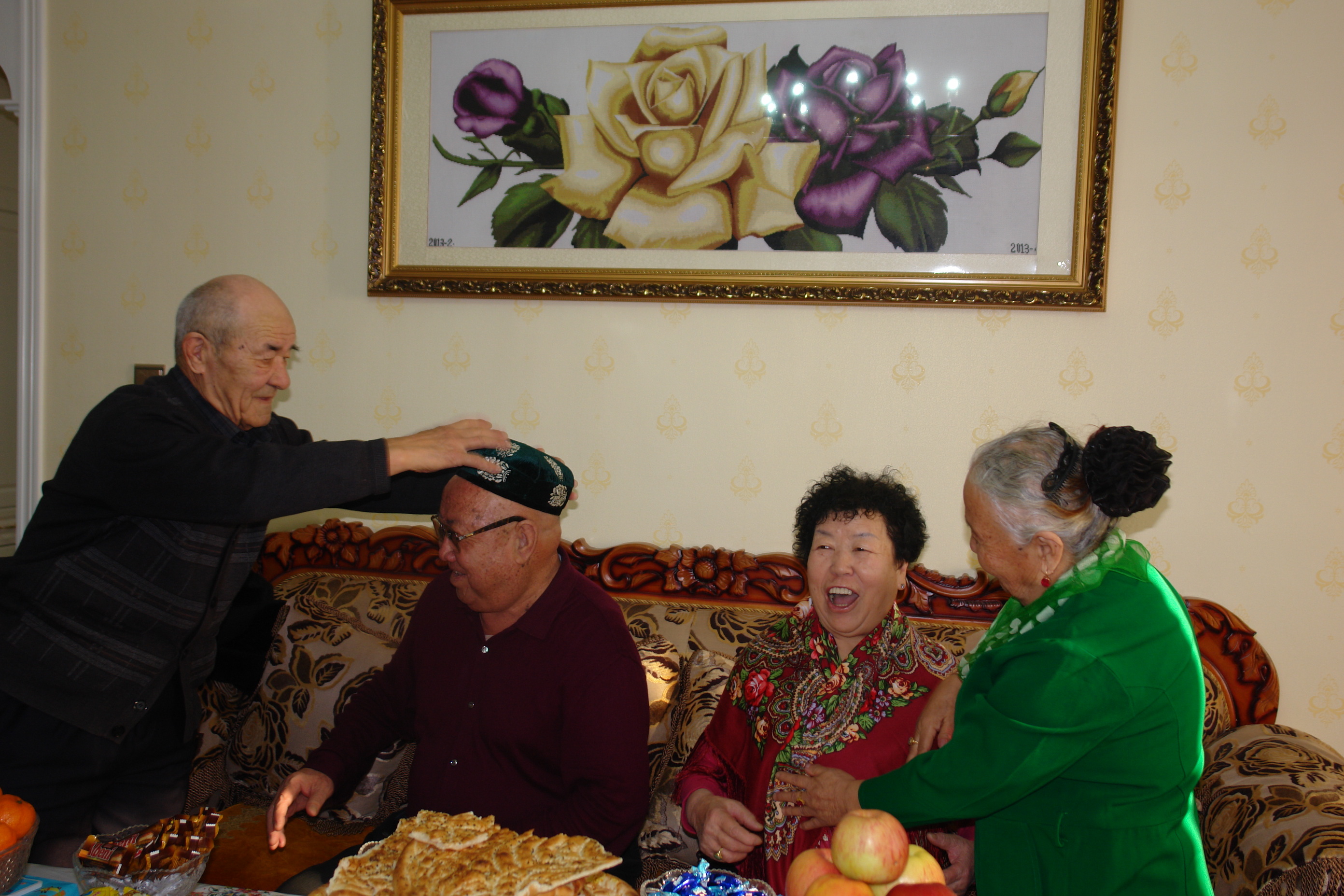 阿吉尼莎夫妇为李金昌夫妇赠送丝巾与小花帽.JPG